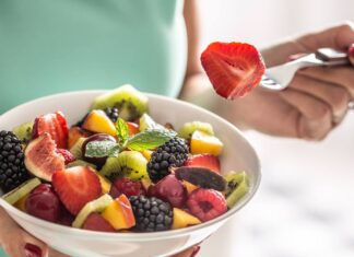 4 Low-Sugar, High-Fiber Fruits That Keep Blood Sugar in Check 4 Low-Sugar, High-Fiber Fruits That Keep Blood Sugar in Check