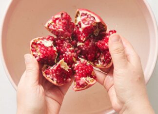 How to Prep and Eat a Pomegranate (with Photos!) How to Prep and Eat a Pomegranate (with Photos!)