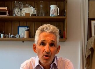 Diet expert Tim Spector issues warning over store-cupboard favourite SOUP that contains ‘chemicals’ According to Professor Tim Spector, founder of the popular nutrition ZOE app, tinned soups are lacking in vital nutrients