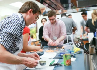 Addressing Diet-Related Health Crises: More Physician Training Proposed In Nutrition, Food Counseling Students in a culinary arts classroom at UT Southwestern.