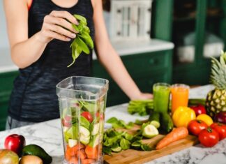 Higher diet quality scores linked to lower emissions but come with trade-offs Young girl making green detox cocktail of fresh vegetables and fruits using blender in the kitchen.