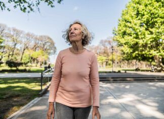 Slower Walking in Older Adults Could Signal Early Dementia, Study Finds Slower Walking in Older Adults Could Signal Early Dementia, Study Finds