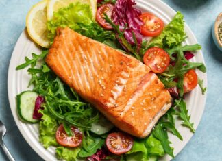 This Is the Ideal Time to Eat Lunch, According to an RD This Is the Ideal Time to Eat Lunch, According to an RD