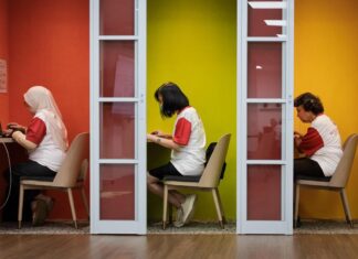 More seniors in Singapore calling helpline over loneliness and mental health concerns The Straits Times logo