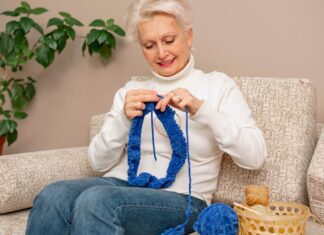 Researchers say quilting helps seniors over 65 stay mentally sharp and active Hobby, senior, stay sharp