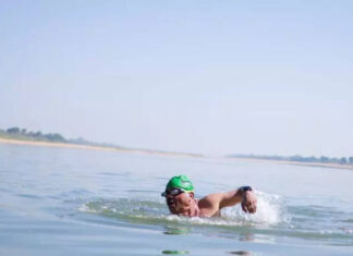 Senior athlete swims 25km in Narmada to promote fitness | Nagpur News Senior athlete swims 25km in Narmada to promote fitness | Nagpur News